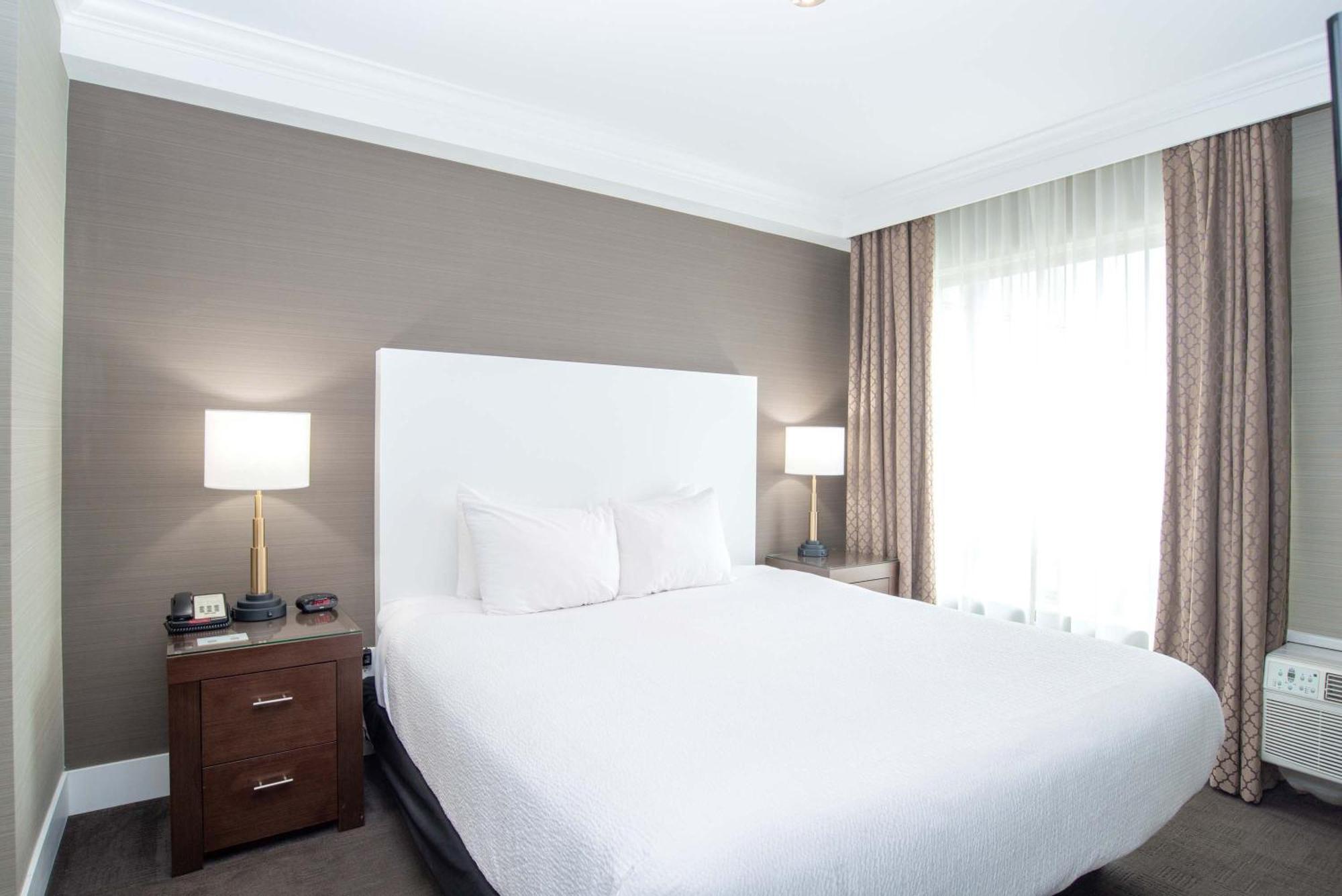 แซนด์แมน โฮเต็ล แอบบอตส์ฟอร์ด แอร์พอร์ต Hotel อับบอทส์ฟอร์ด ภายนอก รูปภาพ