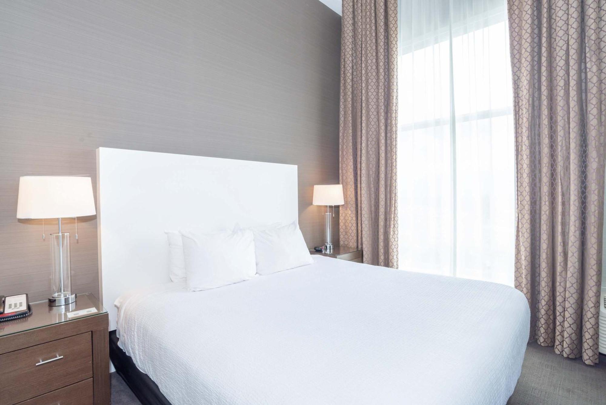 แซนด์แมน โฮเต็ล แอบบอตส์ฟอร์ด แอร์พอร์ต Hotel อับบอทส์ฟอร์ด ภายนอก รูปภาพ